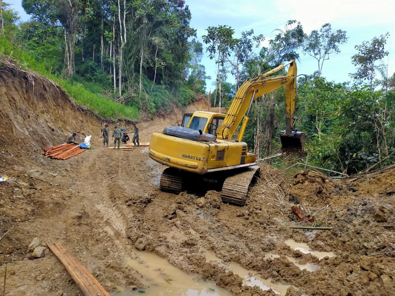 Warga Aornakan 2 Mulai Mengunakan Jalan Desa yang Selesai 72% Berlapis Tanah