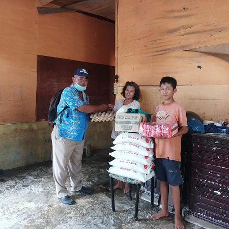 Yayasan Peduli Pemulung Sejahtera menyalurkan Donasi kekeluarga ny Galingging br Hutapea dari Swanto Ayau