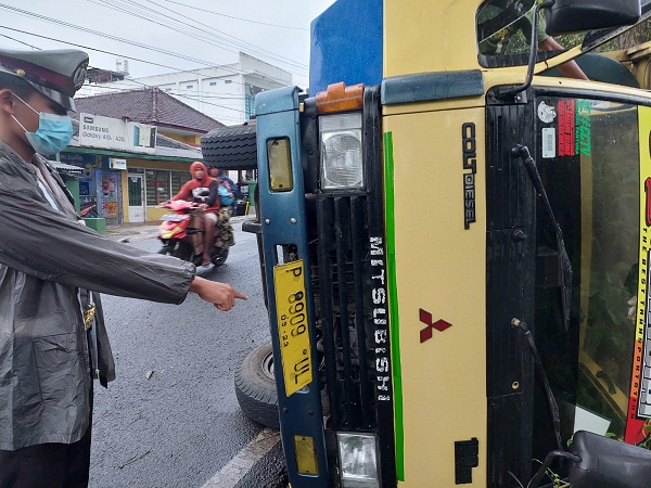 Alami As Patah, Truk Muat Tebu Terguling di Depan Koramil Kalibaru