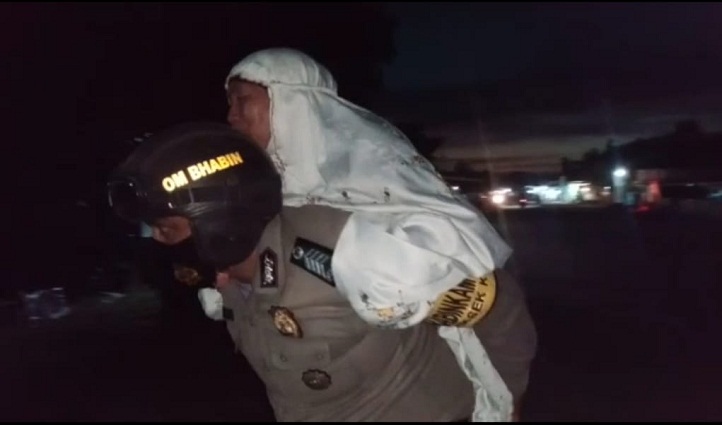 Bripka Safrianto Anggota Bhabinkamtibmas Polsek Kubu Polres Rohil Bantu Gendong Nenek-Nenek Saat Terjatuh