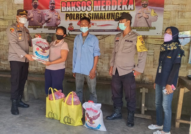 Kapolsek Perdagangan Berikan Sembako Kepada Warga Terdampak Covid-19