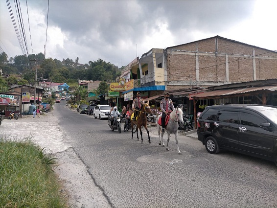 Kasat Sabhara Polres Simalungun Pimpin Patroli Berkuda Pam Obvit di Kota Parapat