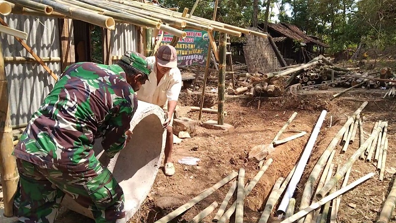 Kebersamaan Babinsa, Gotong-Royong Membantu Bangun Rumah Warga