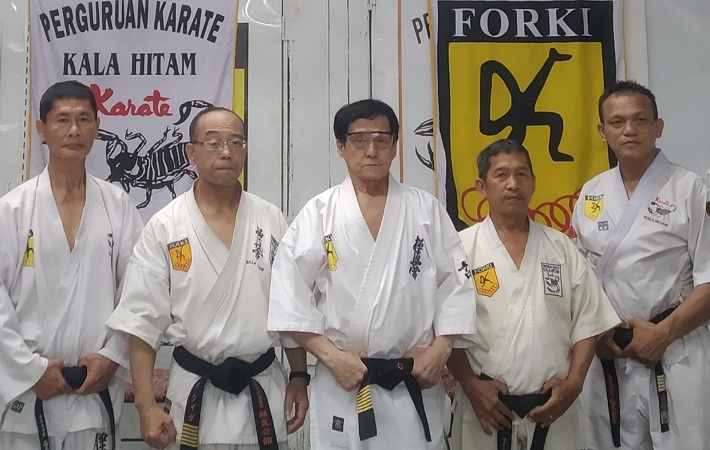 Ketum PB Perguruan Karate Kala Hitam H.Ronny Simon didampingi beberapa Instruktur Karate Jenda Kuidah Sembiring, Indra Manurung, Abdi M Lase dan Murrah Nasution.