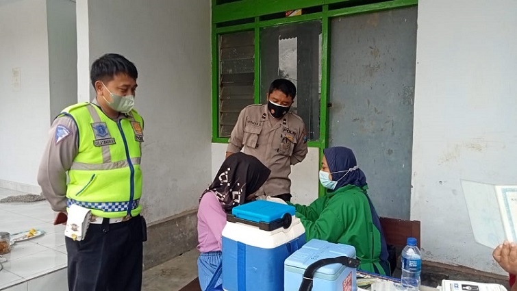 Pastikan Vaksinasi Lancar, Kanit Binmas Polsek Kalibaru Pantau Vaksinasi