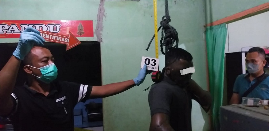 Personil Polsek Bosar Maligas Olah TKP dan Evakuasi Penemuan Mayat Gantung Diri