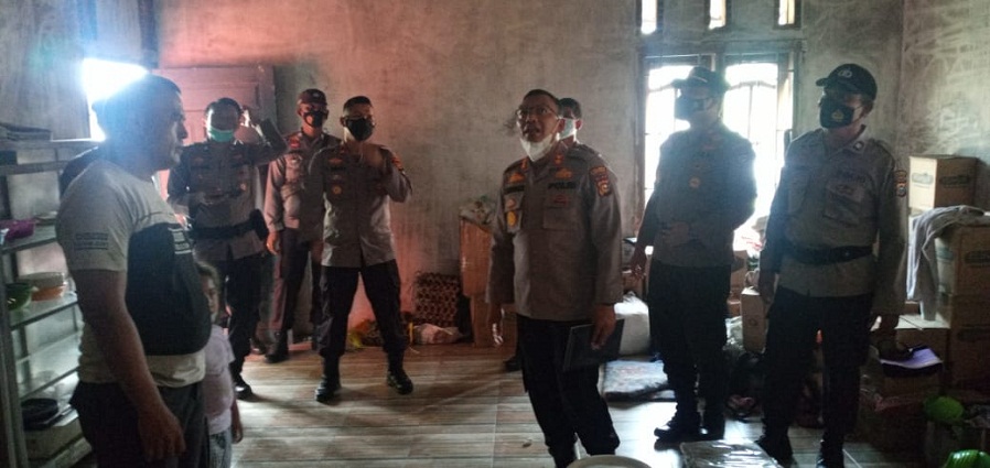 Polres Rokan Hilir Beri Bantuan ke Personel Alami Rumah Terbakar di Menggala Km 3