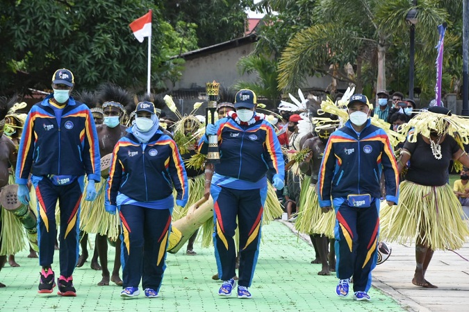 Ratusan Prajurit Orang Asli Papua Semarakkan Kirab Api PON XX Tahun 2021