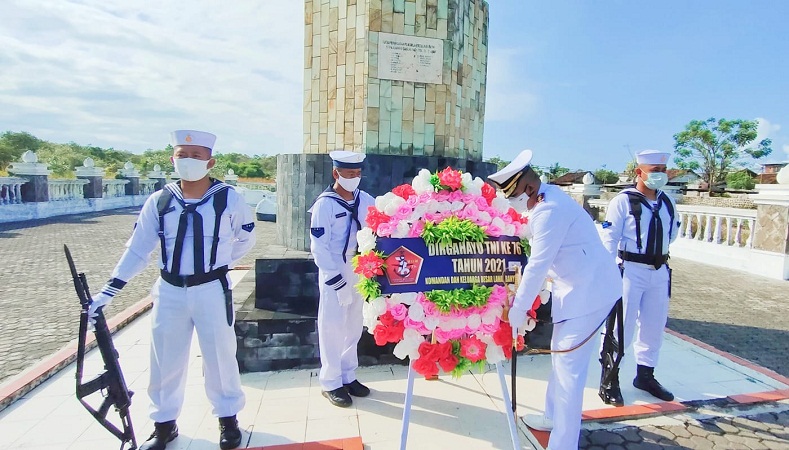 Sambut Hari Lahir TNI ke-76, Komandan Pangkalan TNI AL Banyuwangi Pimpin Upacara Ziarah Nasional