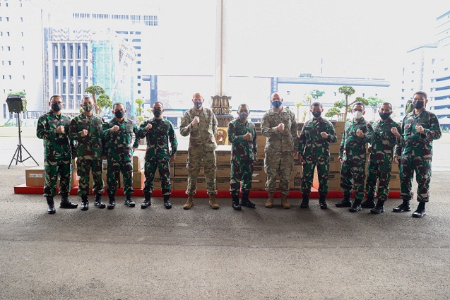 TNI AD Menerima Bantuan APD dari US Army