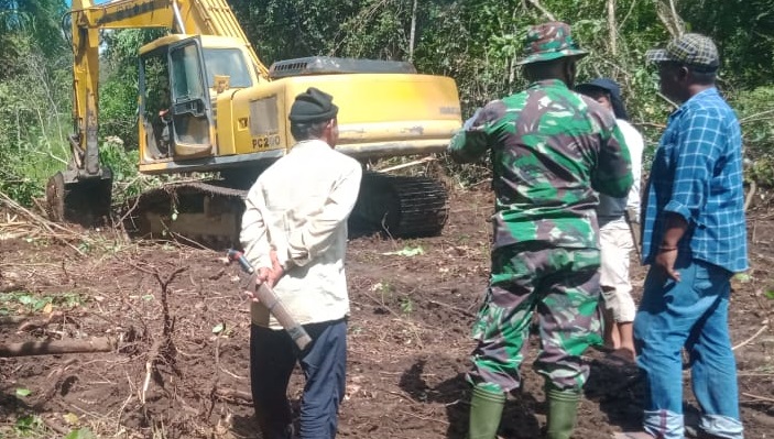 Prajurit Yonzipur 1/DD dan Yonif 125 Melakukan Komunikasi Sosial Bersama Warga Desa