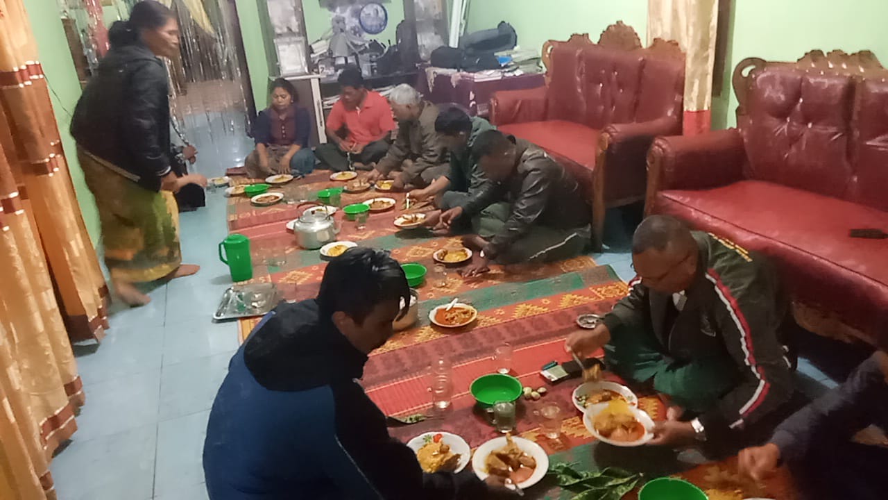 Malam Minggu Makan Bersama, Satgas TMMD 112 Dijamu Oleh Pak Kades Dengan Makan Khas Pakpak Bharat