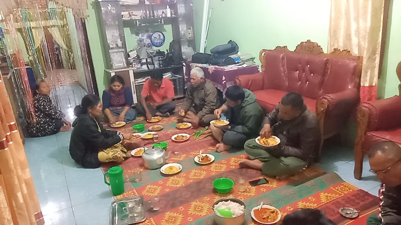 Menjalin Silaturahmi Bersama Satgas TMMD 112 dan Pak Kades Dengan Suasana Kekeluargaan Terlihat