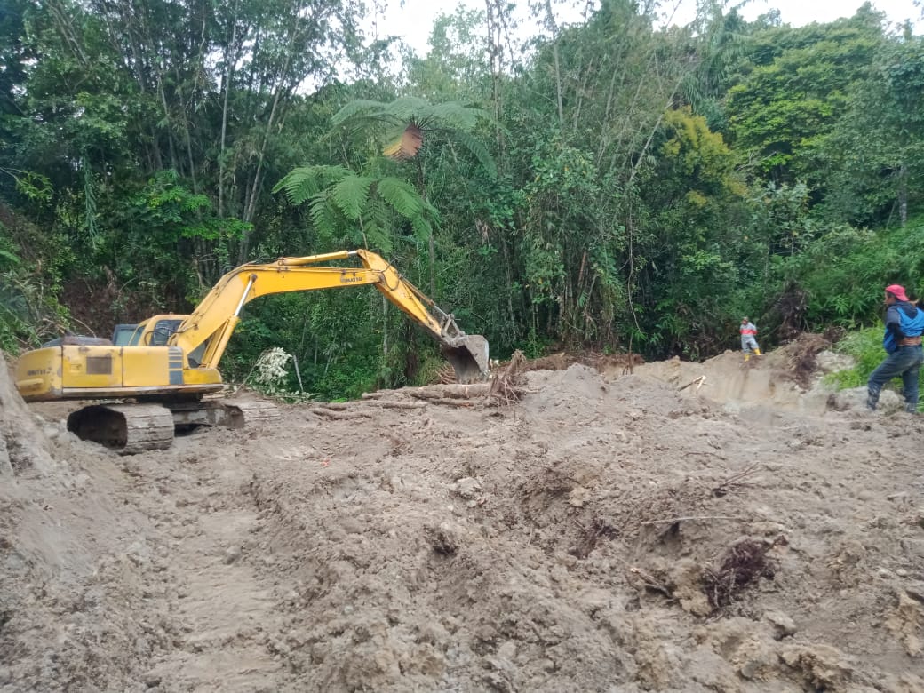 TMMD Pakpak, Buka Jalan Desa Terkendala Hujan Namun Tetap Berlangsung