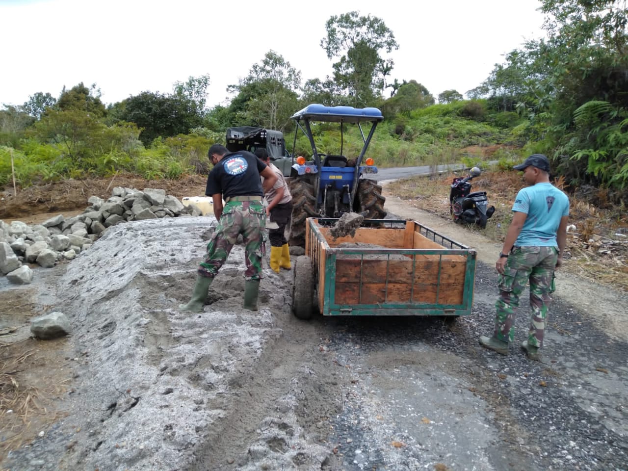 Tanah Longsor di Lokasi TMMD 112, Personel Membersihkan Jalan di Terik Matahari