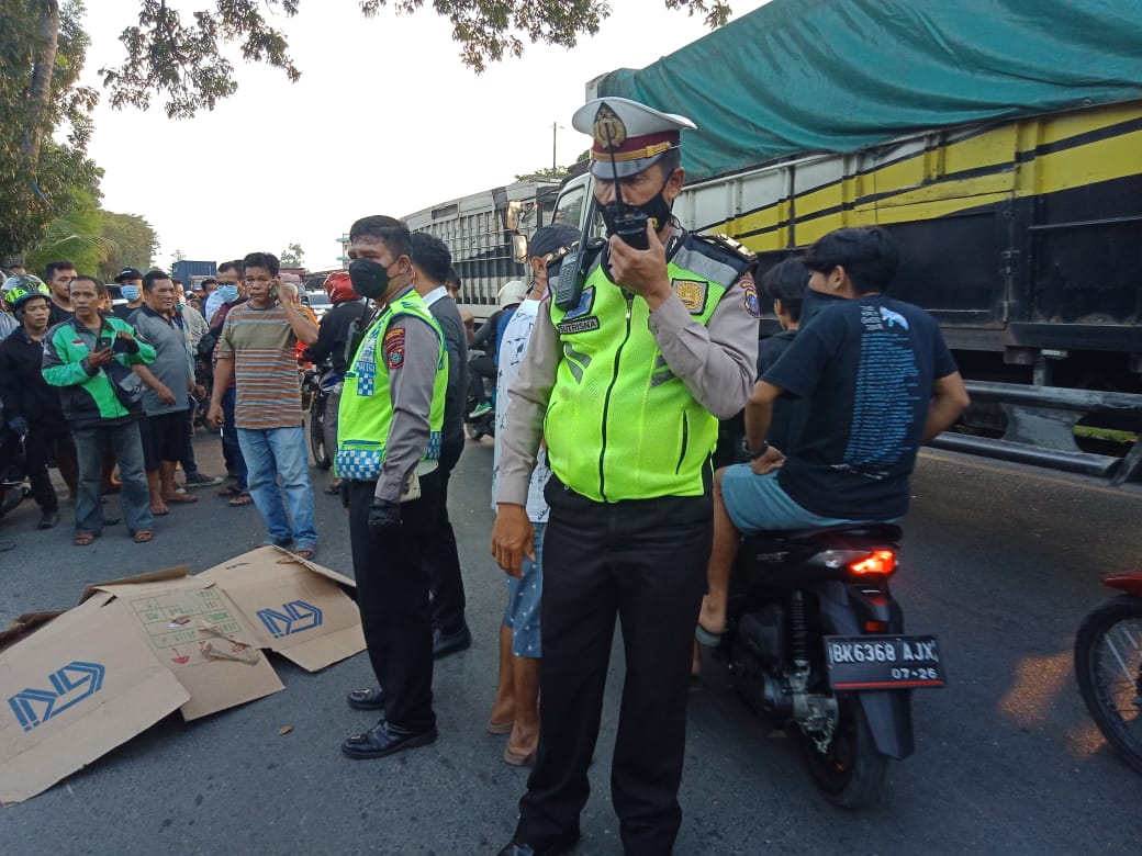 Hati - hati Menyalip! Pengendara Sepeda Motor Tewas Terlindas Dump Truck