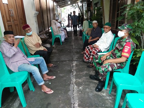 Babinsa Jayengan Takziah di Wilayah Binaannya Sambil Mengecek Prokes