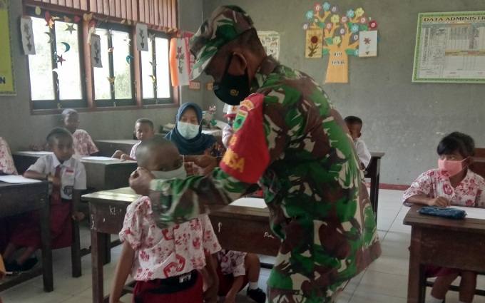 Babinsa Warmare Kodim 1801/Manokwari Memantau Prokes di Sekolah Wilayah Binaannya