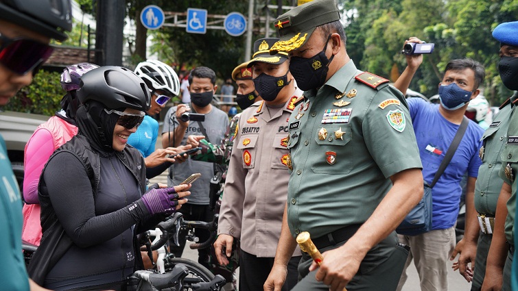 Danrem 061/Sk Menghimbau Masyarakat yang Berolahraga Seputar KRB Wajib Pegang Kartu Vaksin