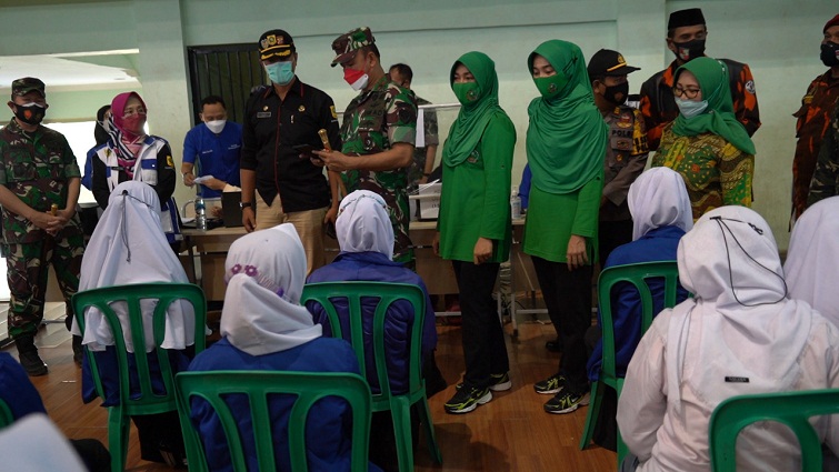 Gerilya Vaksinasi Ds. Waru, Danrem 061/Sk Terjun Lansung Totalitas Sudah Capai 889.337 Masyarakat Tervaksin