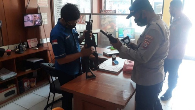 IPDA PURWANTORO (Kanit Patrol) Pengecekan Senjata untuk Keamanan Keadaan Siap Pakai