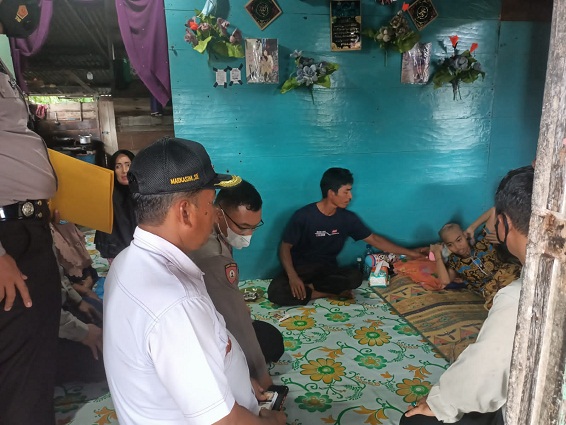 Kapolres Rokan Hilir Berkunjung ke Rumah Bocah Penderita Inspeksi Kepala