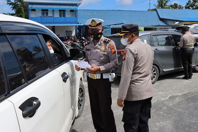 Kapolres Rokan Hilir Bersama Kasat Lantas Polres Rokan Hilir Temui Puluhan Pengendara Langgar Prokes