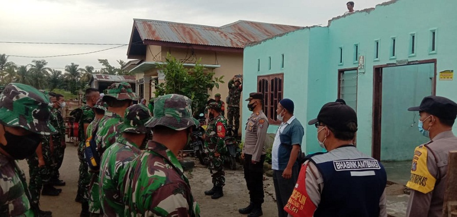 Kapolsek Bangun Gotroy dan Bagikan Sembako kepada Warga Korban Angin Puting Beliung