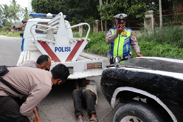 Kapos Lantas Polsek Kotanopan Membantu Pengemudi Pickup
