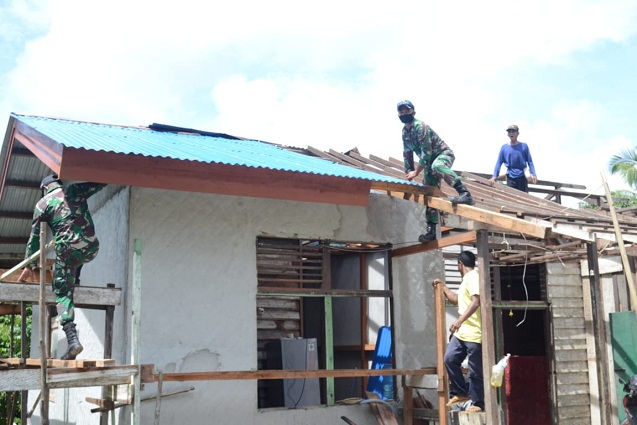 Karya Bakti untuk Perbaiki Rumah Warga, Anggota Satgas Yonif 144/JY di Perbatasan