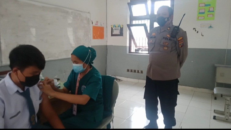 Polsek Medan Baru Vaksinasi Pelajar Tahap II di SMAN 4 Medan