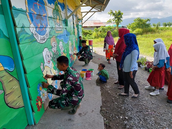 Pos Koki SSK II Piru Membantu Taman Kanak-Kanak untuk Membuatkan Mural di Sekolahnya