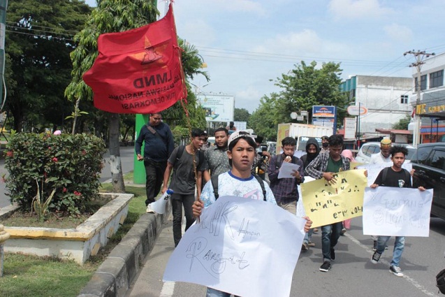 Puluhan Mahasiwa Menggelar Aksi di Kantor DPRK Kota Lhokseumawe