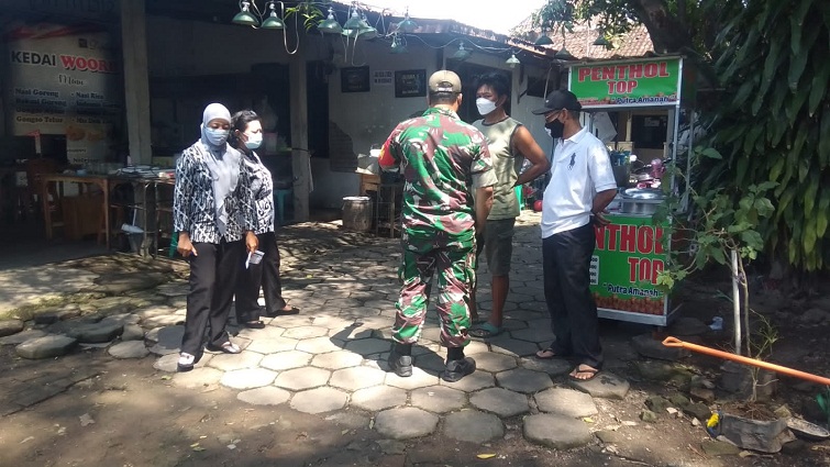 Sinergitas 3 Pilar Susuri Perkampungan dalam Mengecek dan Mengawasi Prokes Warga