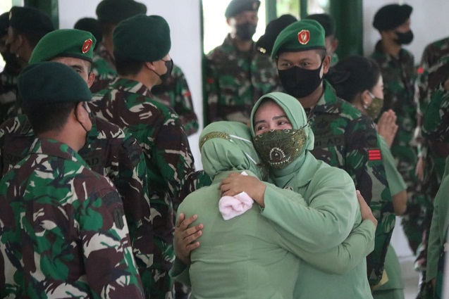 Komandan Batalyon Infanteri Raider 100/PS Pimpin Upacara Pelepasan 14 Prajurit Pindah Satuan