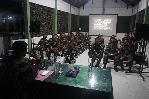 Dirsen Pussenarhanud Kodiklatad Kunjungi Pos Kotis Satgas Kodim Maluku Yonarhanud 11/WBY di Desa Waiheru
