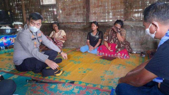 Kapoldasu Memberikan Tali Asih kepada Keluarga Korban Almarhum Darwin Sitepu