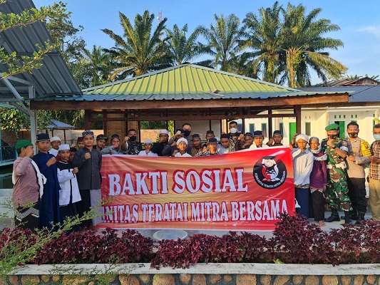 Komunitas TMB Gandeng Polres Labuhan Batu Bagikan Sembako kepada Warga