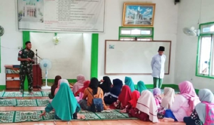 Pentingnya Belajar Baca Al Qur'an, Anggota Satgas Yonif 144/JY Mengajarkan Mengaji kepada Anak-Anak