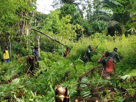 Satgas Pamtas Yonif 126/KC Mengajak Warga Perbatasan Bersihkan Makam Masyarakat