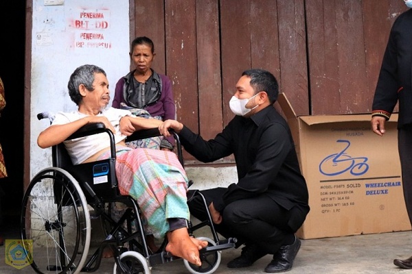 Bupati Membagikan Kursi Roda dan Tongkat T Bagi Penyandang Cacat dan Lansia