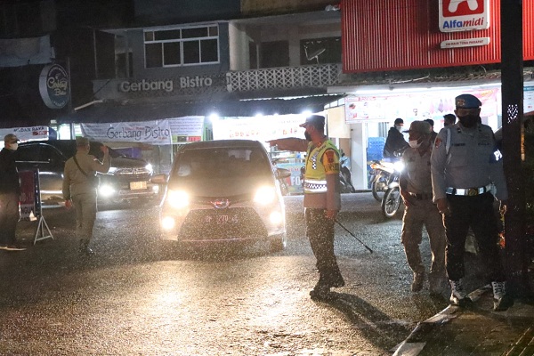 Hujan-Hujanan Kapolres Simalungun Pantau Titik Keramaian Publik Malam Tahun Baru