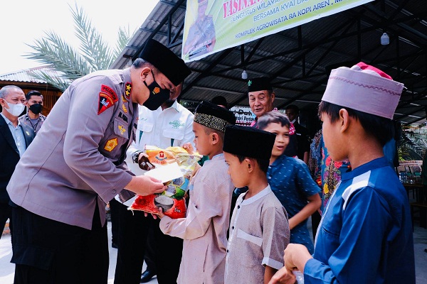 Silaturahmi Bersama Pengurus Wilayah NU Riau, Irjen Iqbal Tanam Kurma dan Menyalurkan Bantuan