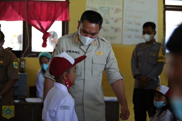 Tinjau Vaksinasi Usia 6-11 Tahun Bupati Menguji Kemampuan Gasing Para Pelajar