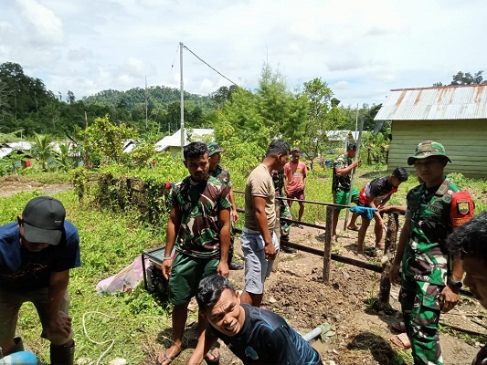 Anggota Satgas Kodim Maluku Yonarhanud 11/WBY Laksanakan Kegiatan Karya Bakti
