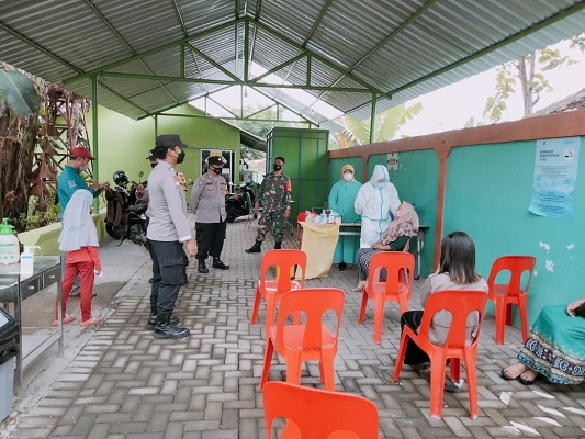 Babinsa Gondangrawe Mendampingi Nakes Tes Swab PCR Warga Binaan