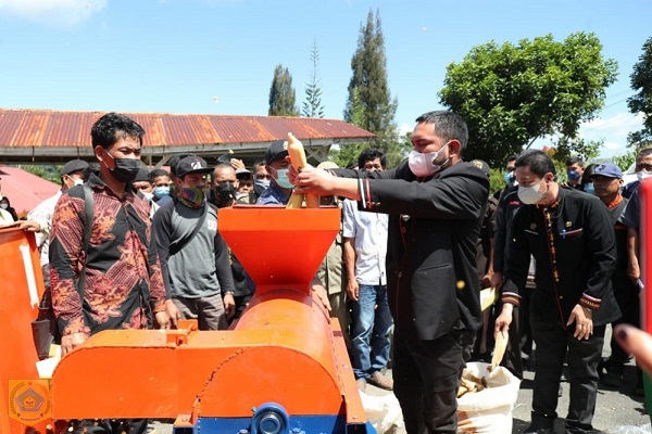 Bupati Pakpak Bharat Bagikan Puluhan Alsintan dan Mesin Pengering Multiguna