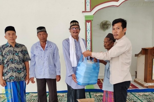 Bupati Pakpak Bharat Berbagi Sedeqah Jumat Berqah