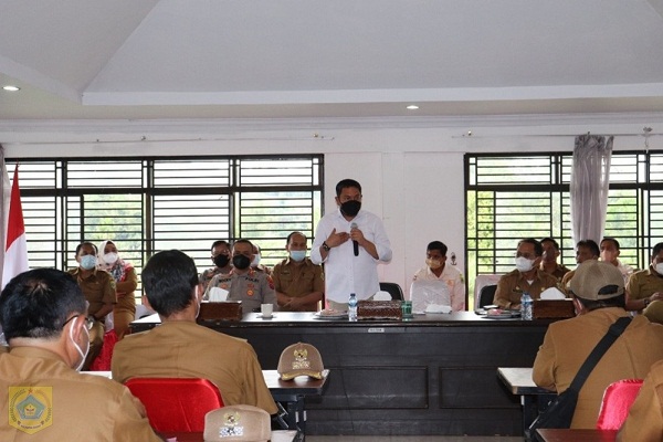 Bupati Pakpak Bharat Bersama Kapolres Pakpak Bharat Minta Seluruh Kepdes Berperan Aktif Tangani Covid-19