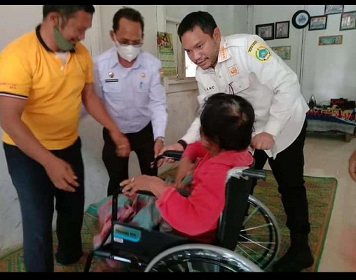 Bupati Pakpak Bharat kembali Serahkan Kursi Roda dan Tongkat kepada Lansia dan Penyandang Disabilitas